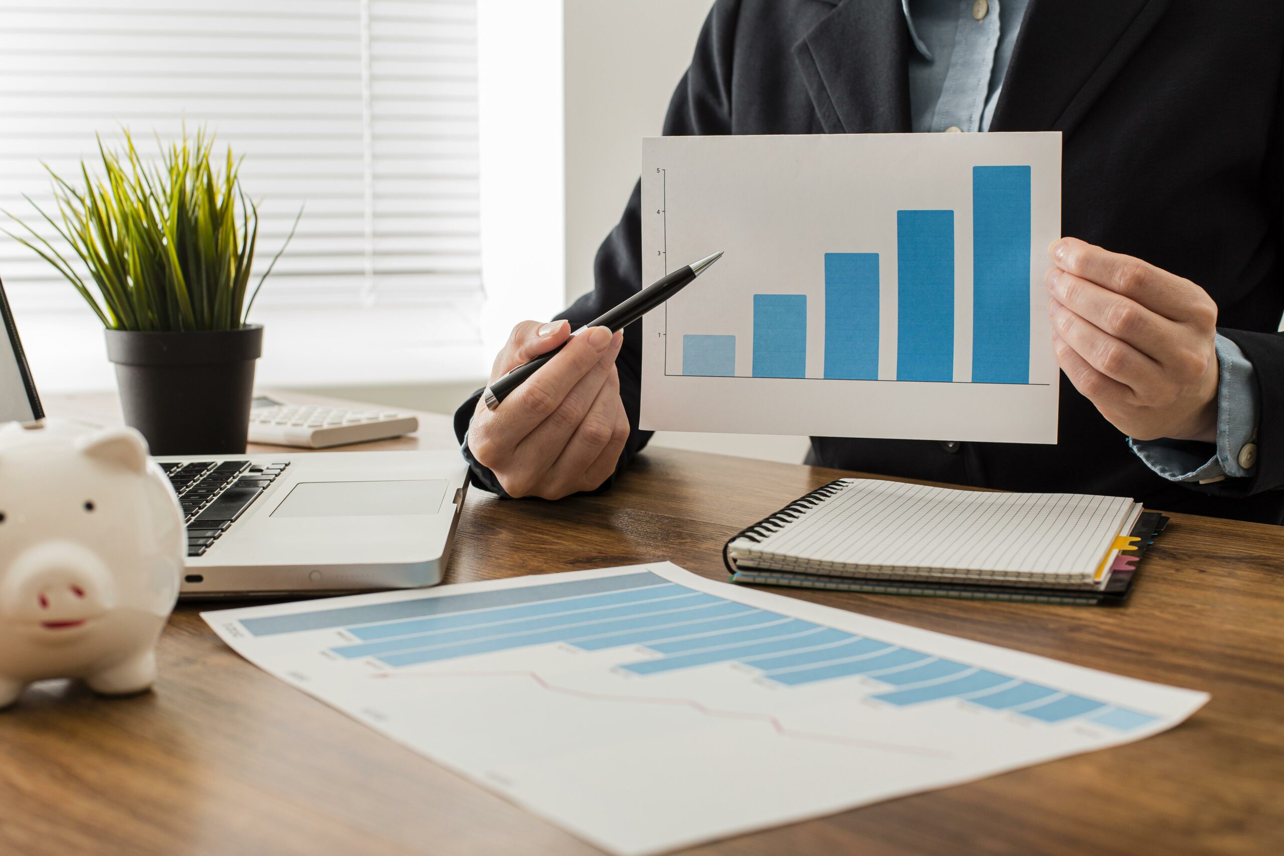 Incrementar las Ventas: Empresario Muestra Gráfico.