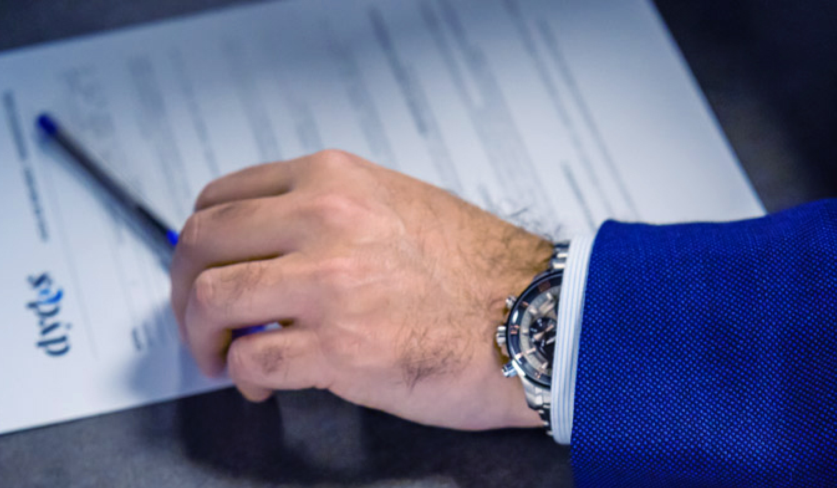 Hombre de negocios realizando una Asesoría para PYMES