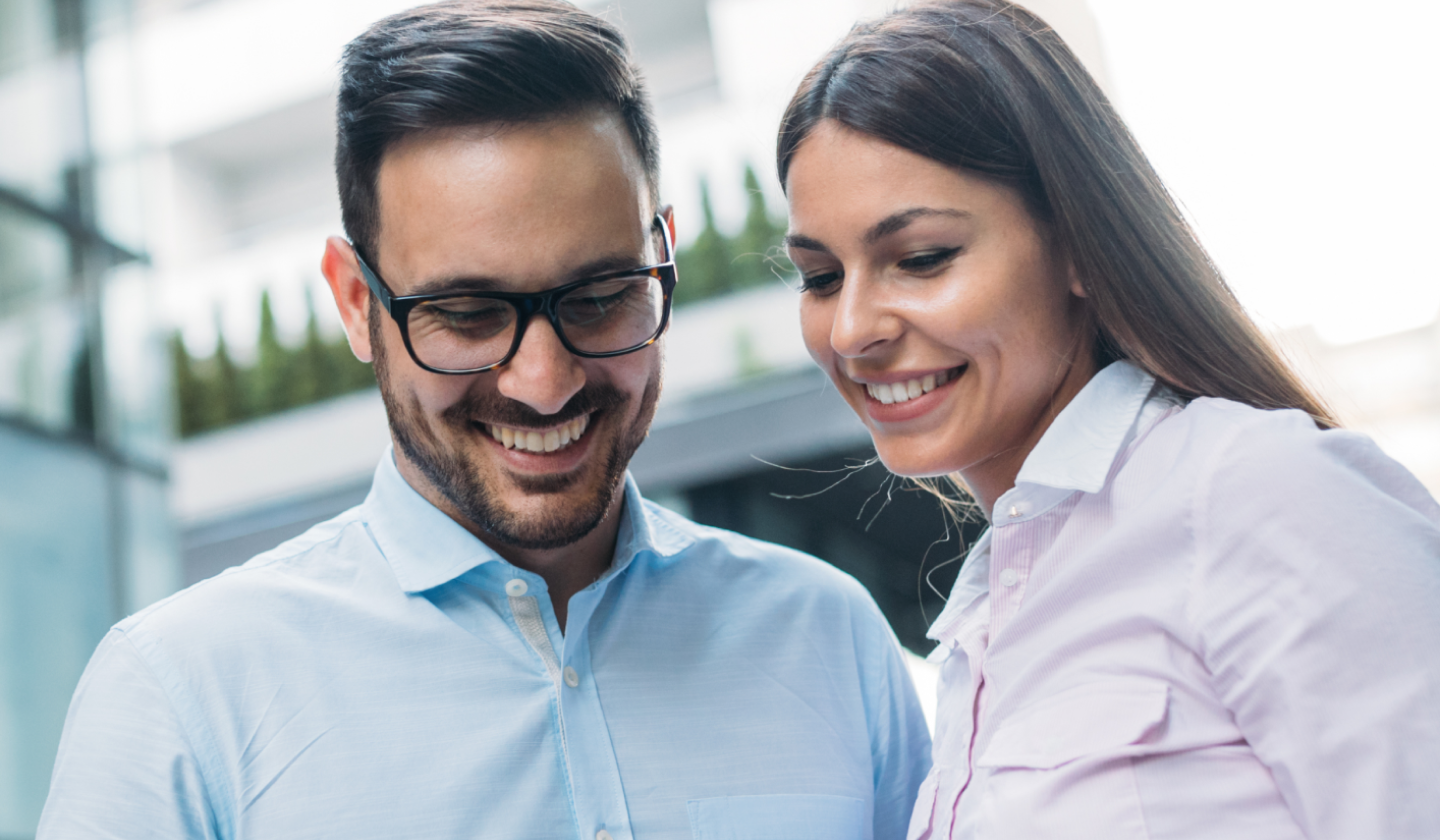 Dirección de Empresas: Oficina con ventanal y gráficos